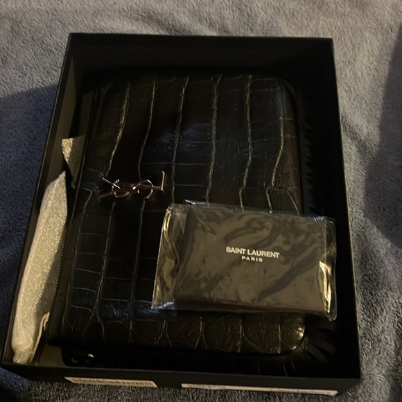 YSL NEW CLUTCH OR WRISTLET ABSOLUTELY BEAUTIFUL NEVER USED - Picture 12 of 12